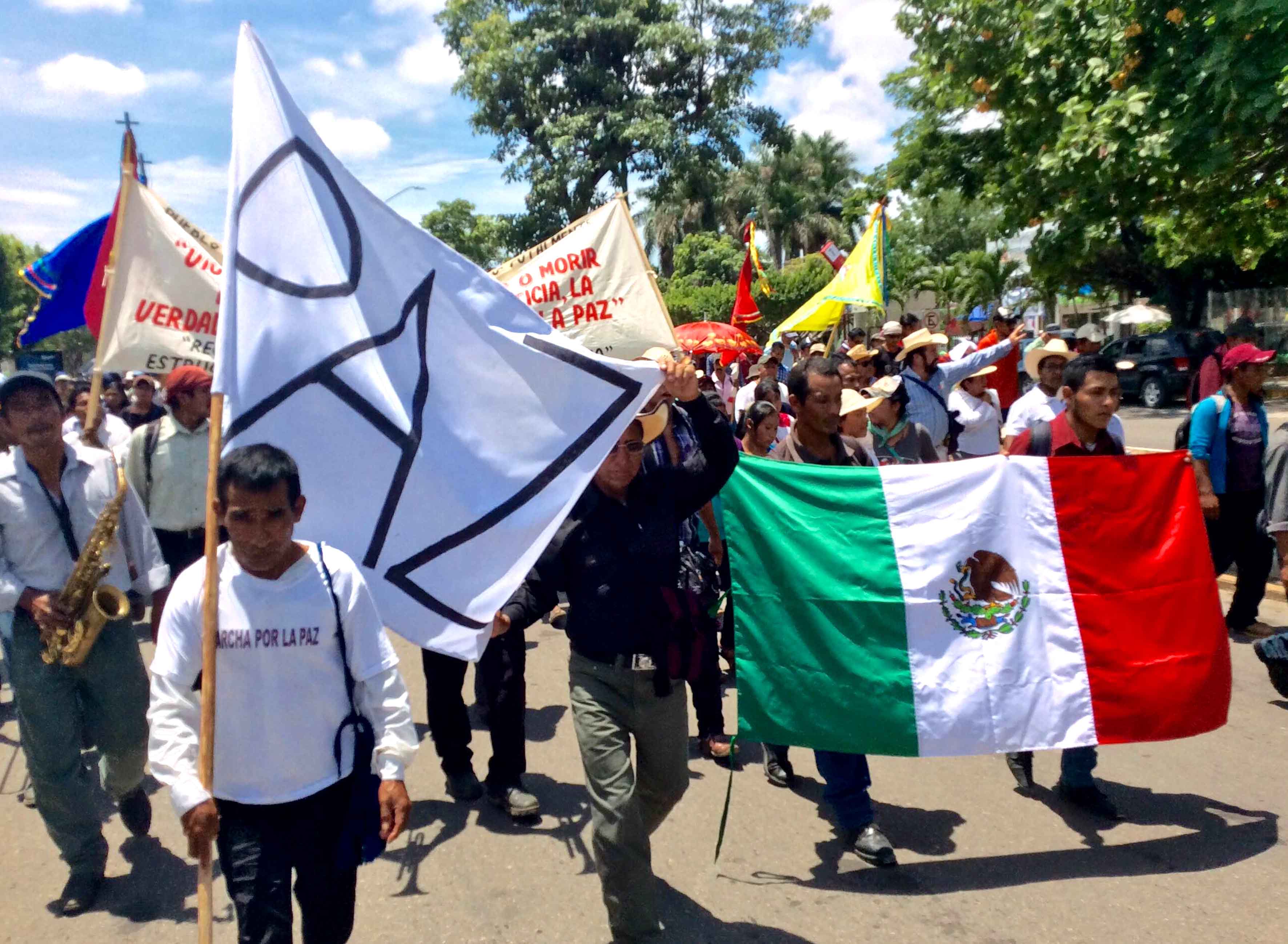Maestros marchan en cinco entidades en contra de la reforma