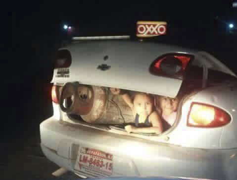 Niños viajan en cajuela junto a tanque de gas