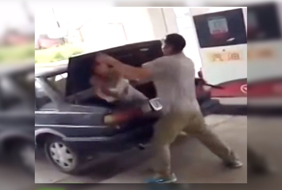 Hombre golpea y encajuela a su esposa