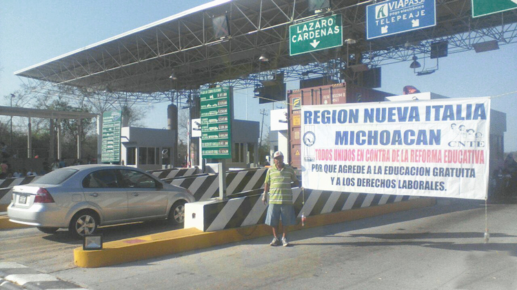 CNTE toma 12 casetas de cuota en Michoacán