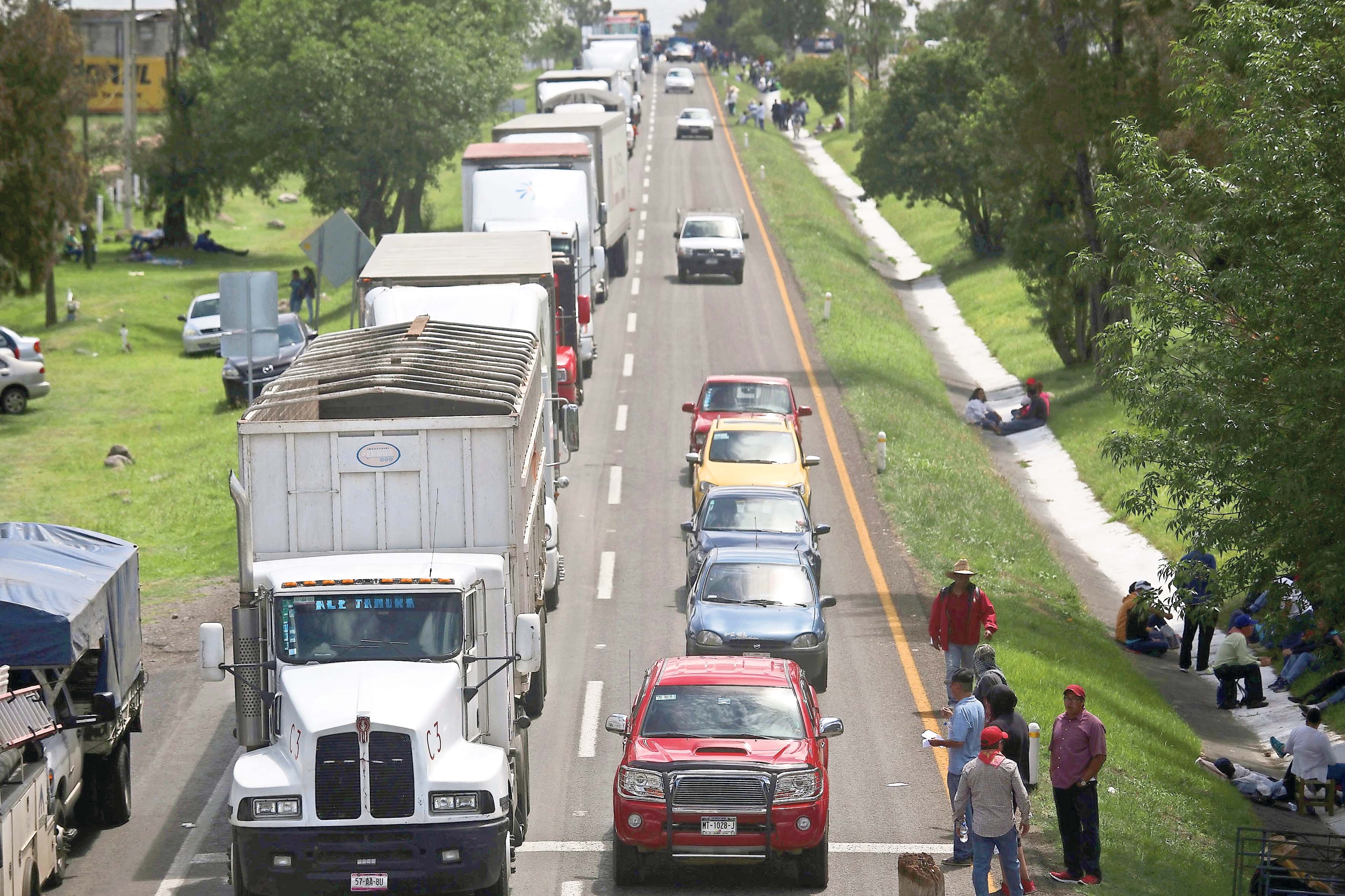 Normalistas despojaron a choferes de sus unidades en Michoacán