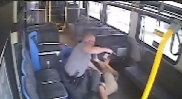 Policía mata a mexicano dentro de un autobús en Oklahoma, EEUU