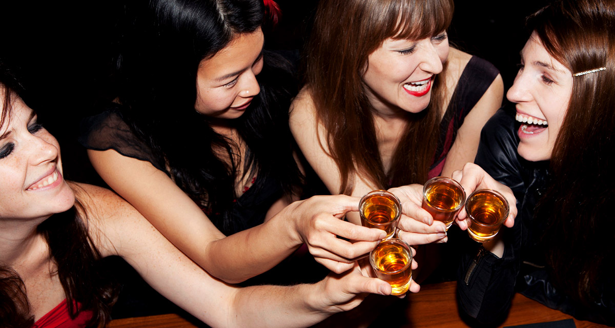 Aumenta consumo de alcohol entre mujeres adolescentes