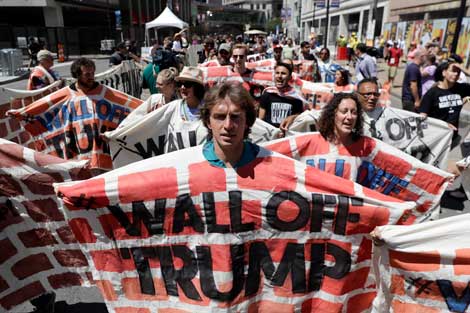 Instalan “Muro contra el odio” en repudio a Trump