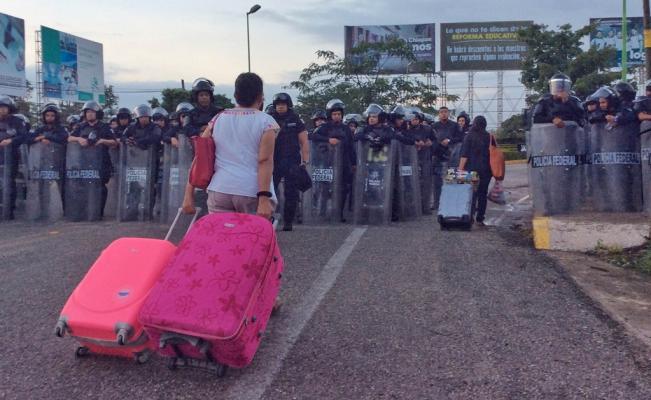 CNTE bloquea aeropuerto en Chiapas