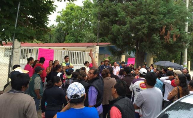 Riñen en Oaxaca por escuela que pretende cerrar CNTE