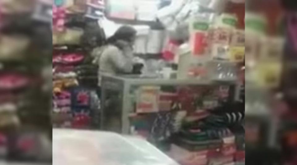 Madre golpea brutalmente a su hijo de 3 años por perder su celular