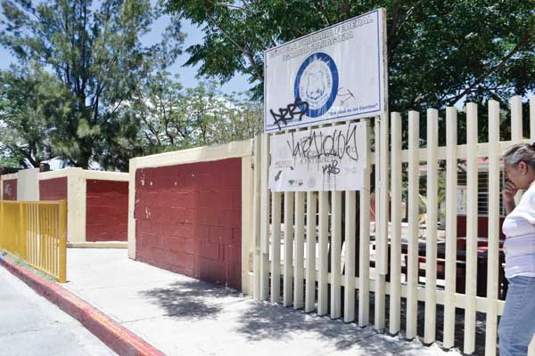 Madre arremete a golpes contra una docente