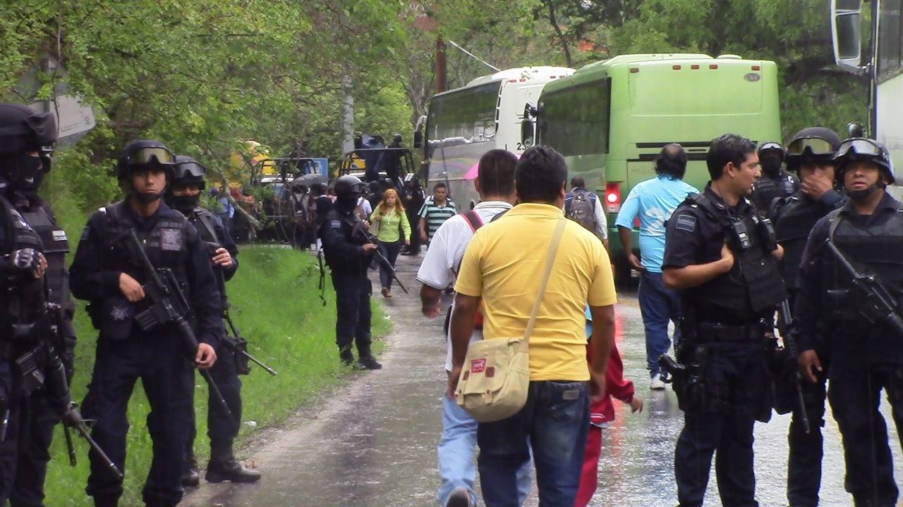 Maestros retienen a policía federal en Chilpancingo