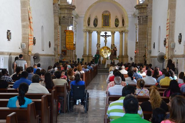 Feligreses acuden a iglesias a confesar los malestares que Facebook les ocasiona