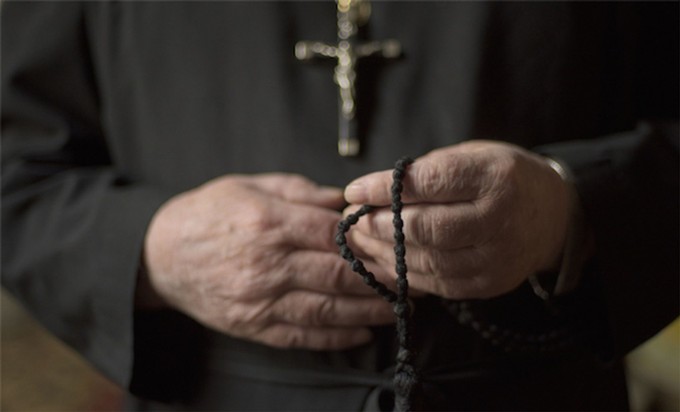 Detienen a sacerdote acusado de violación