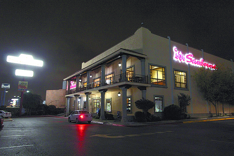 Encapuchados asaltan Sanborns en Saltillo