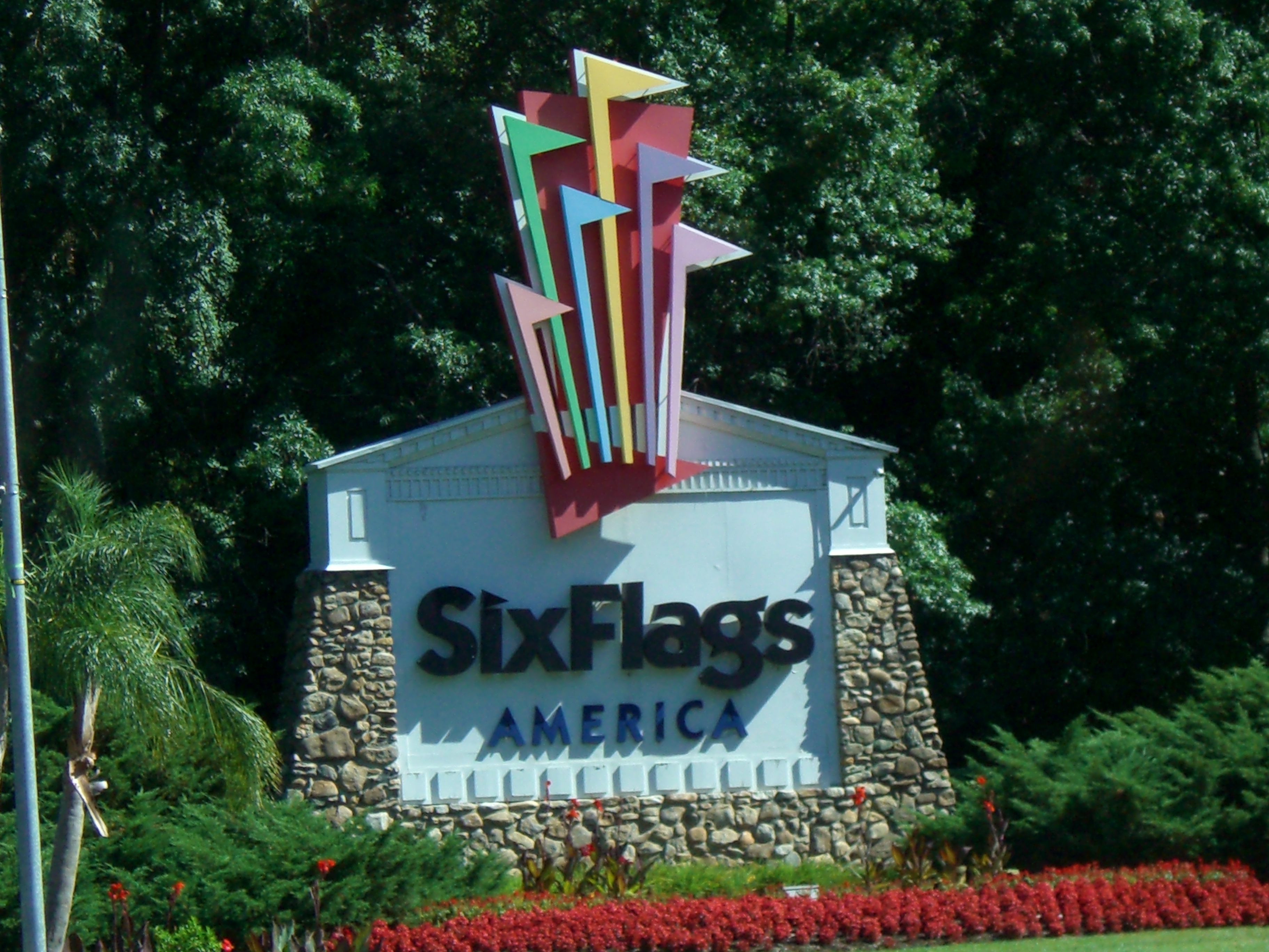 Cierra Six Flags América por amenaza de bomba