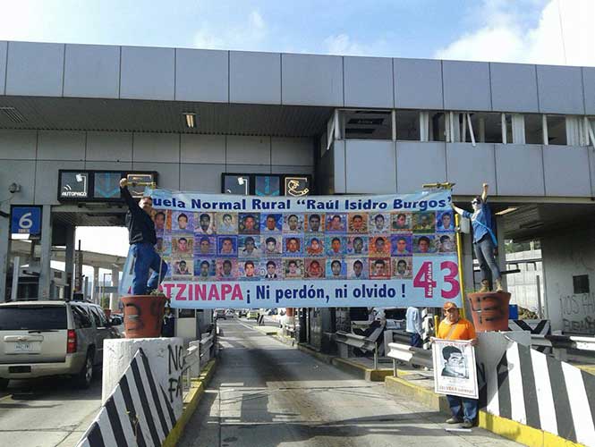 Toman casetas de la México-Cuernavaca; permiten libre paso