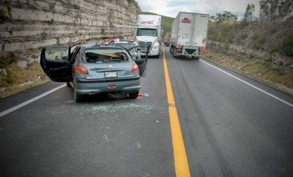 Llanta de tráiler mata a mujer y a niña