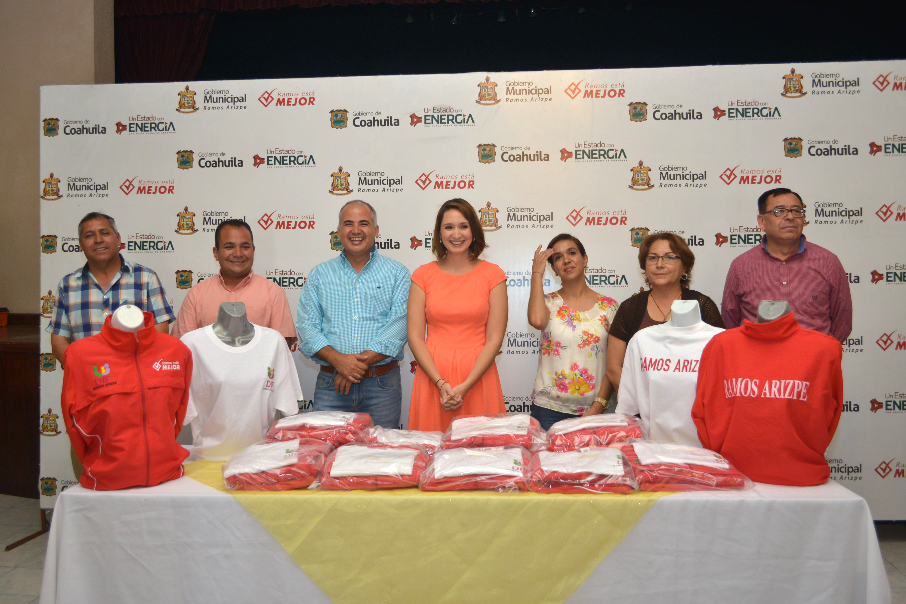 Entrega DIF de Ramos uniformes deportivos a adultos mayores