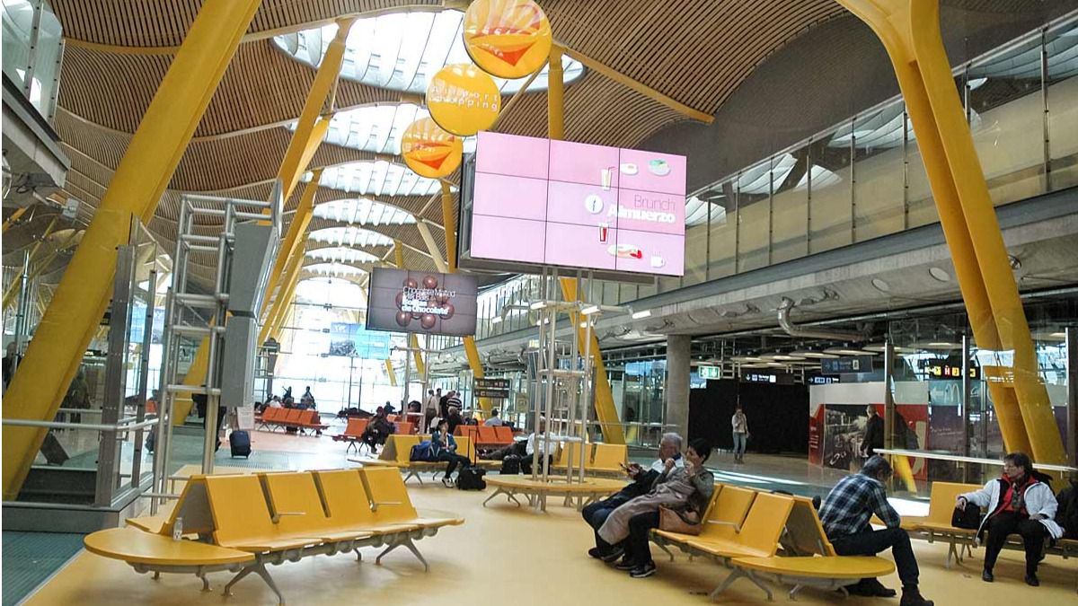 Mexicanos varados pasan “vacaciones” en aeropuerto de Madrid