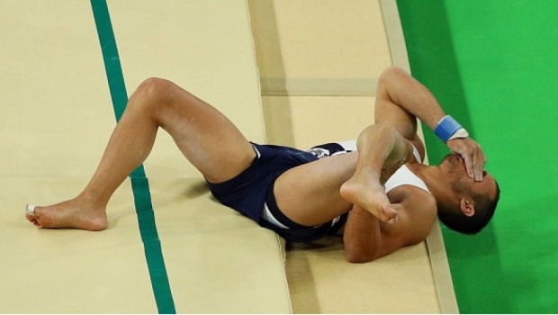 Gimnasta francés se fractura pierna en competencia