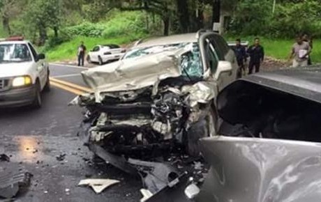 Vuelca camioneta donde viajaba Secretario de Cuauhtémoc Blanco