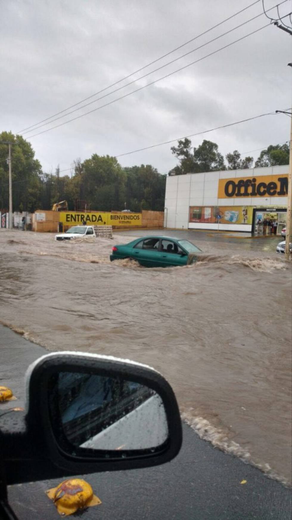 VÍDEO: Corriente arrastra a hombre en calles de San Luis Potosí