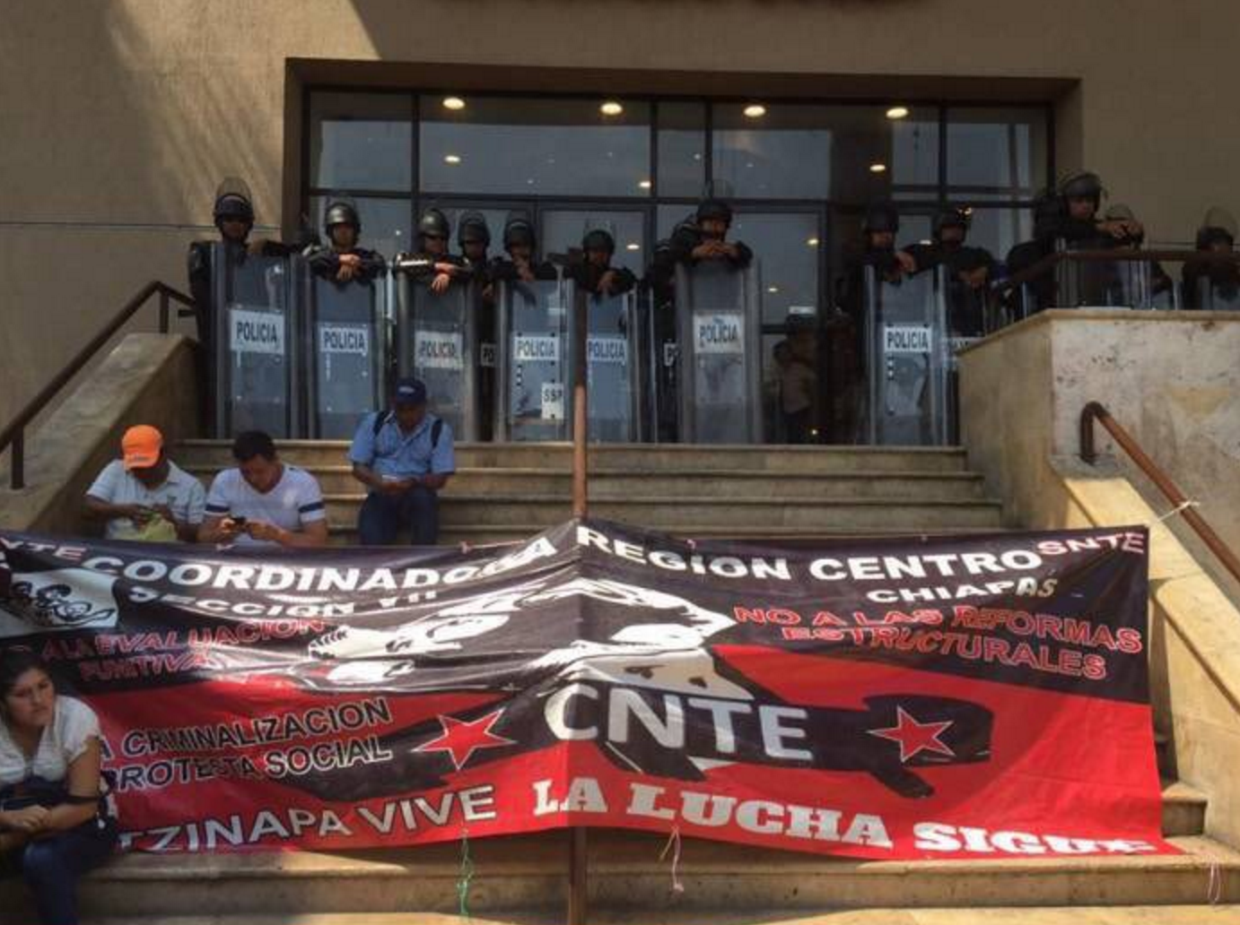 CNTE bloquea oficinas de gobierno en Chiapas