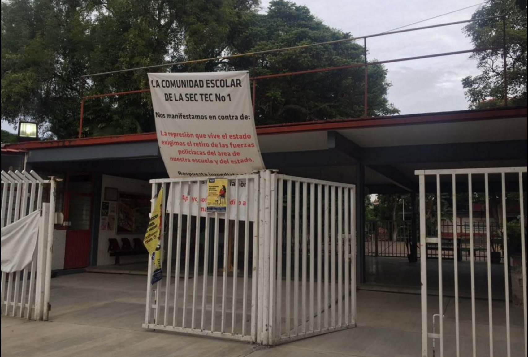 Papás le ganan a la CNTE; logran abrir plantel en Oaxaca