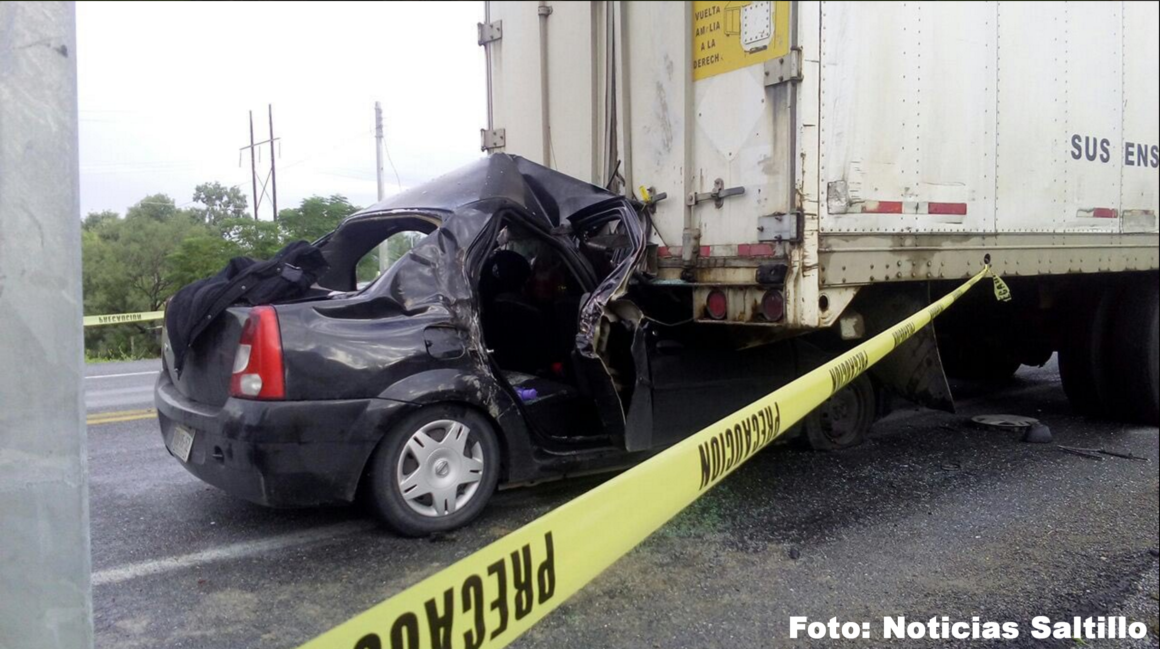 Muere al impactar su auto contra trailer en la Saltillo-Zacatecas