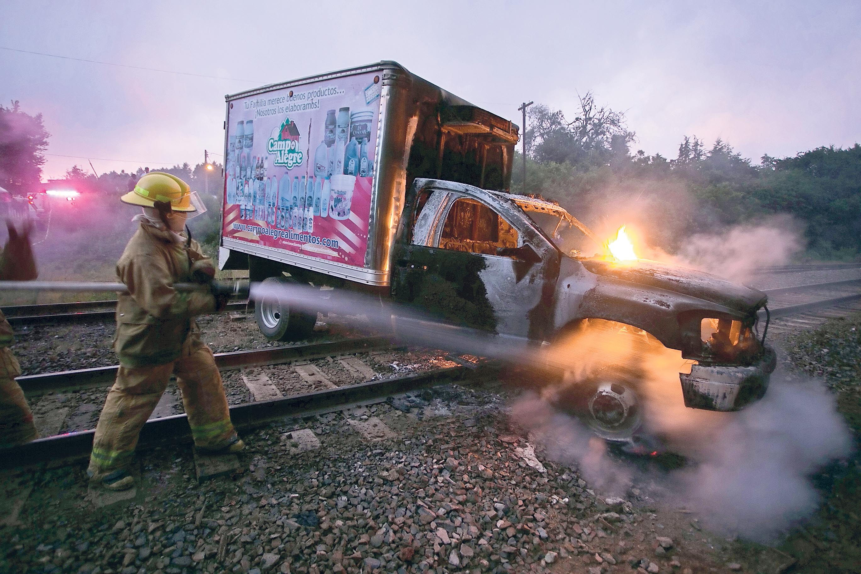 Otra vez normalistas incendian vehículos