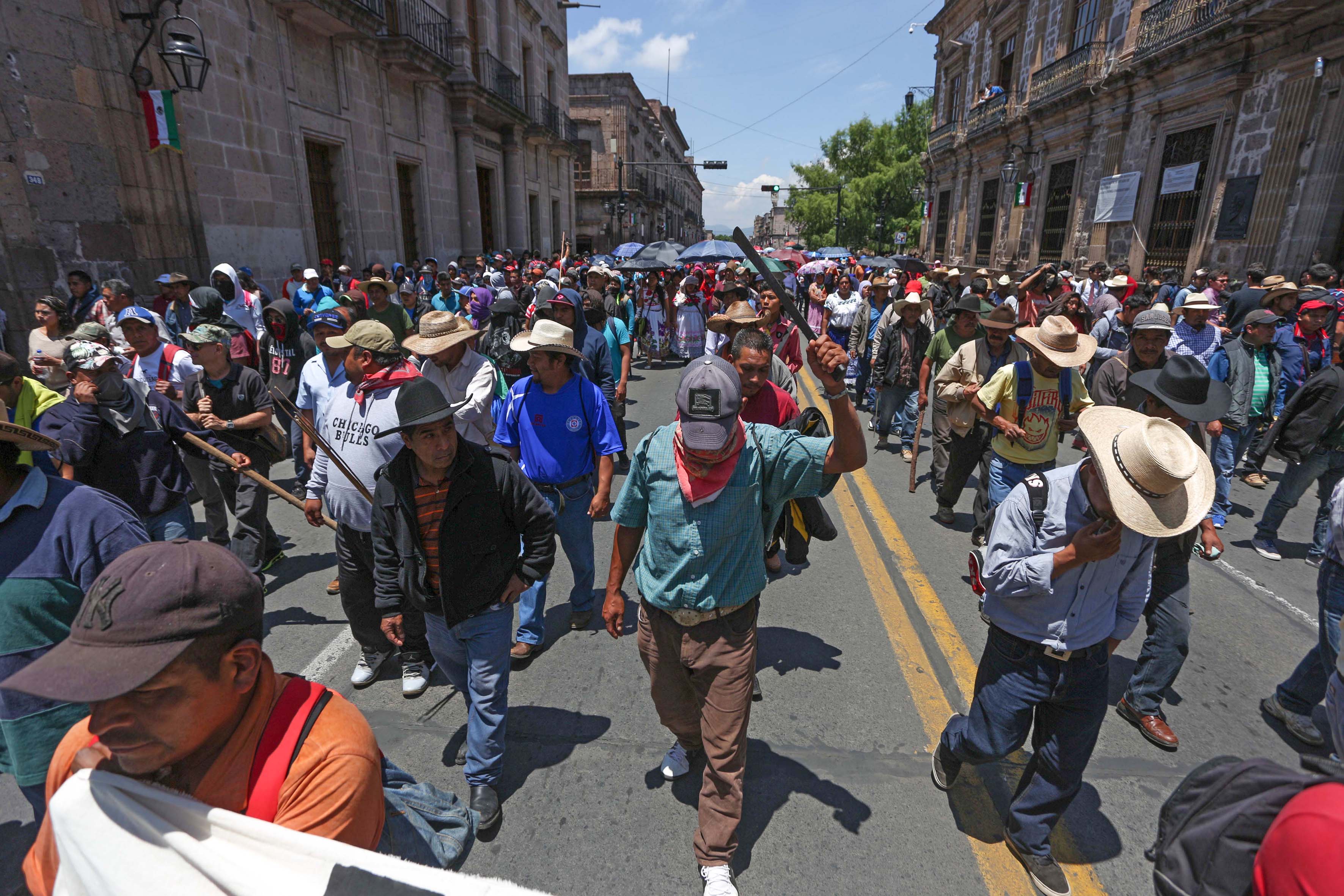 Normalistas amagan con quemar más vehículos en Michoacán