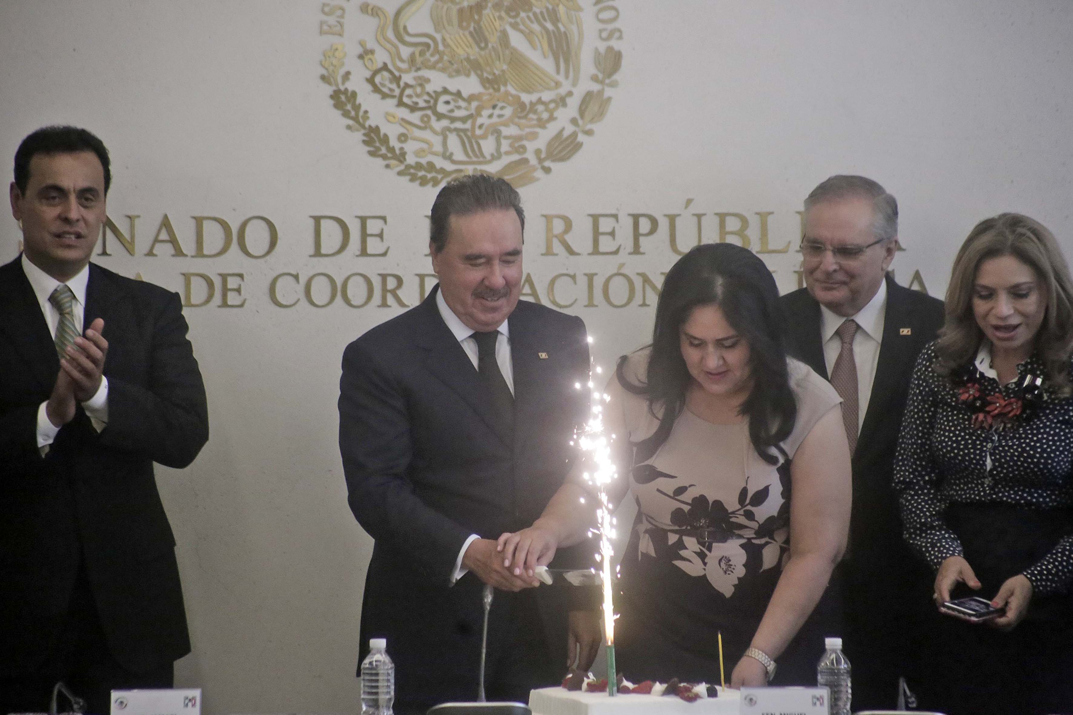 Celebran priístas cumpleaños de Emilio Gamboa