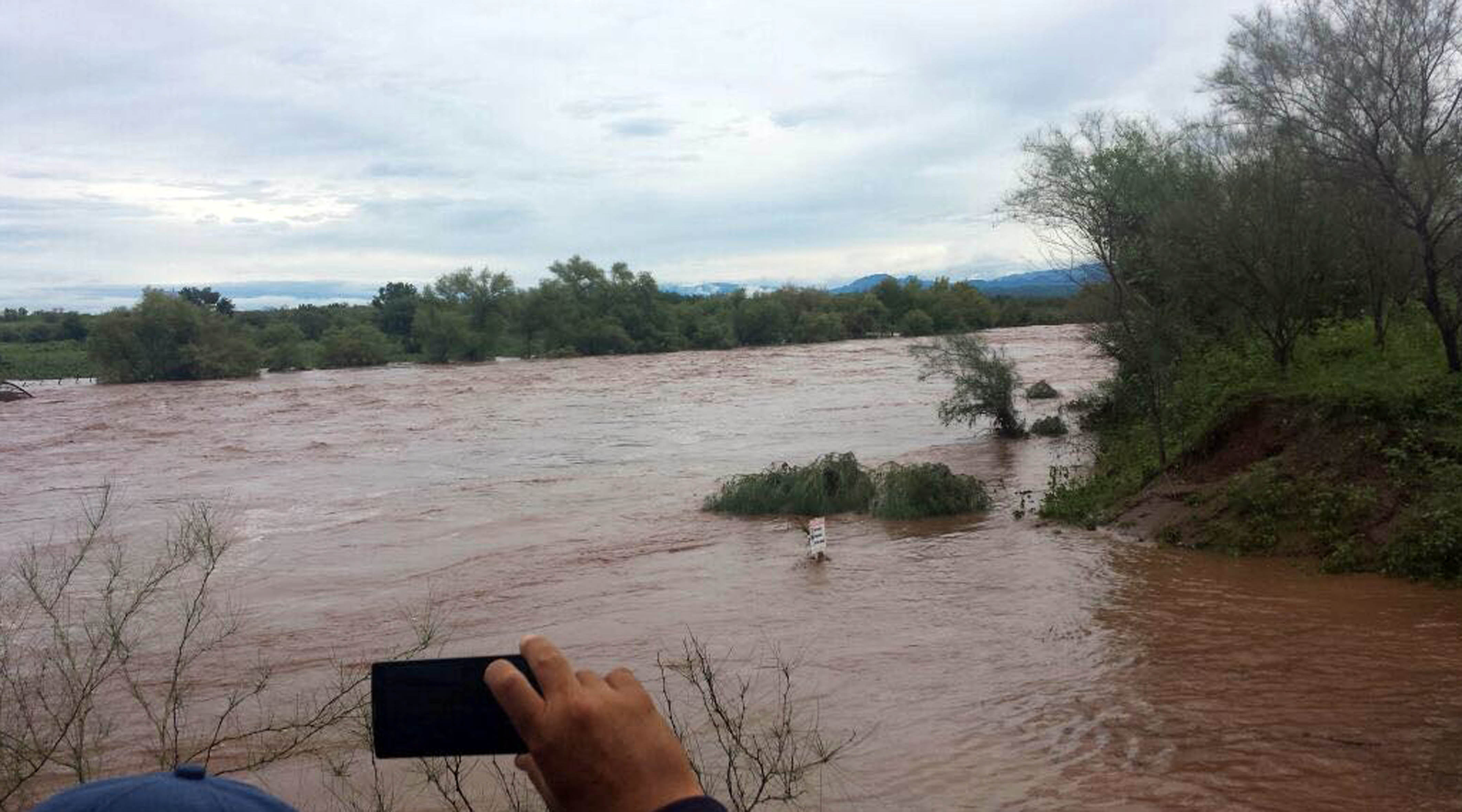 Lluvia incomunica a 6 mil personas en sur de Sonora