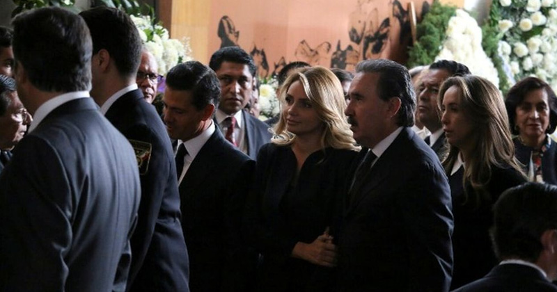 Peña Nieto acompaña a Gamboa en velorio de su esposa