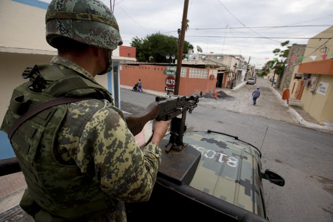 Chocan militares y delincuentes en Nuevo Laredo; hay un muerto