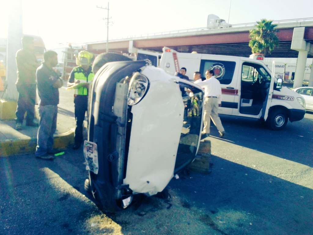 Volcadura deja una persona lesionada