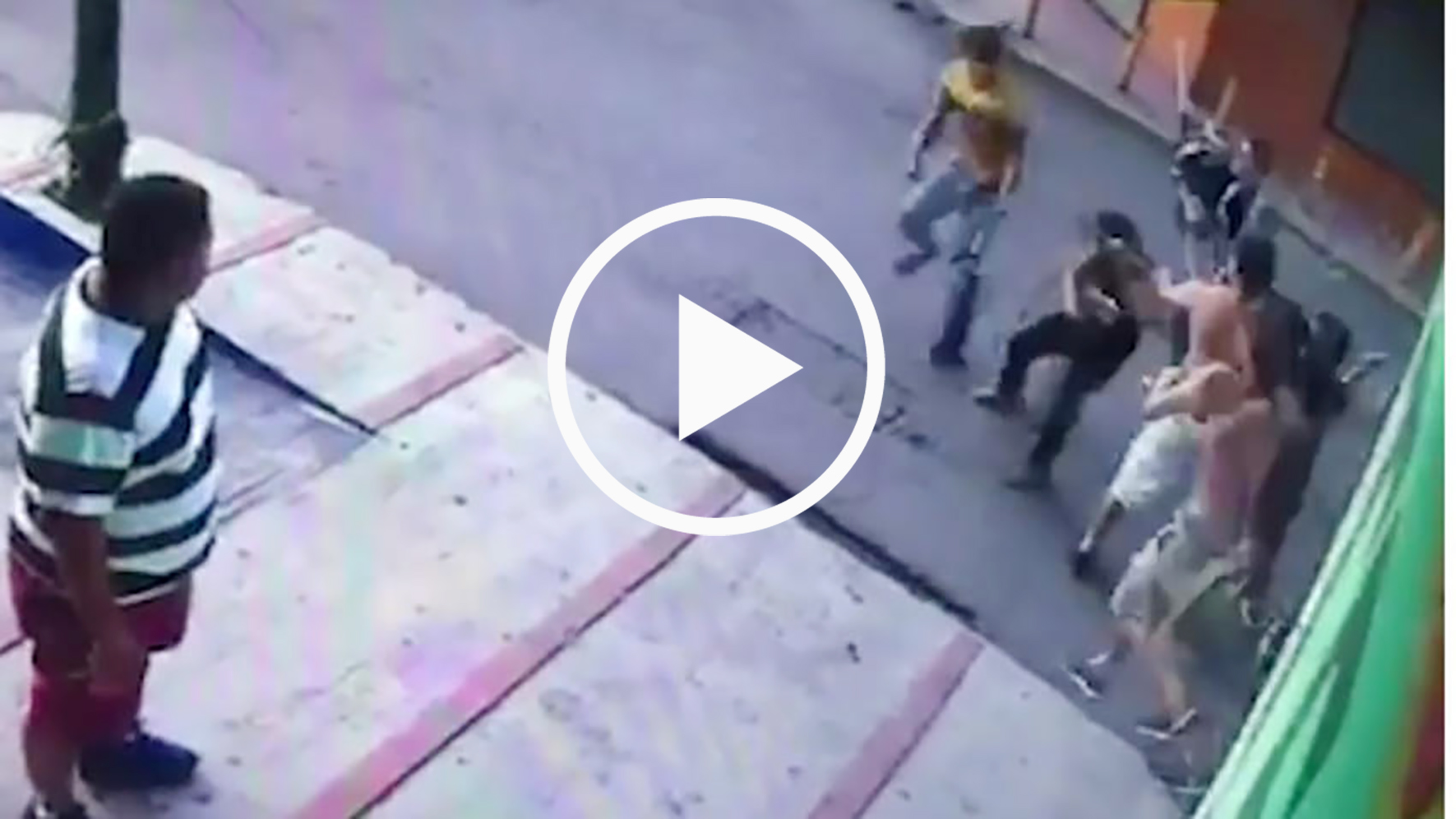 Aficionados de Rayados golpean a seguidor de Tigres