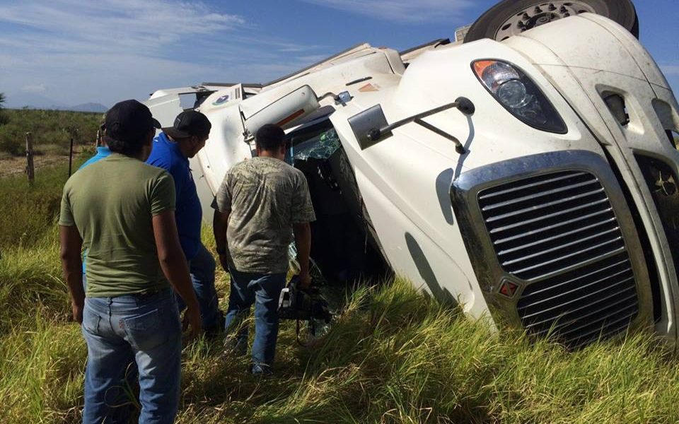 Aparatosa volcadura sufre camión de carga en Coahuila