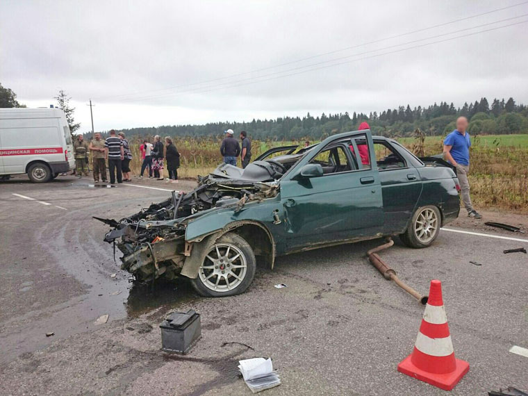Terrible choque provoca que jóvenes salgan volando del auto