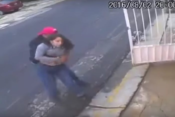 Captan asalto en Edomex; se llevan auto en la puerta de su casa