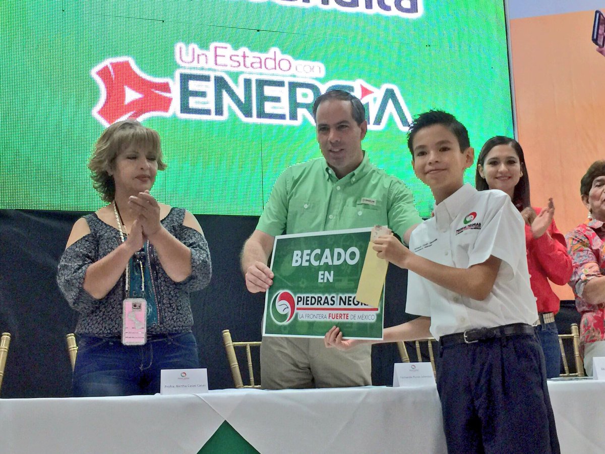 Se entregan becas escolares en Piedras Negras