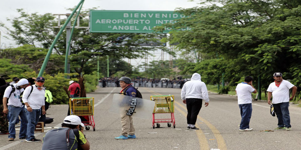 Maestros bloquean acceso a aeropuerto internacional de Chiapas