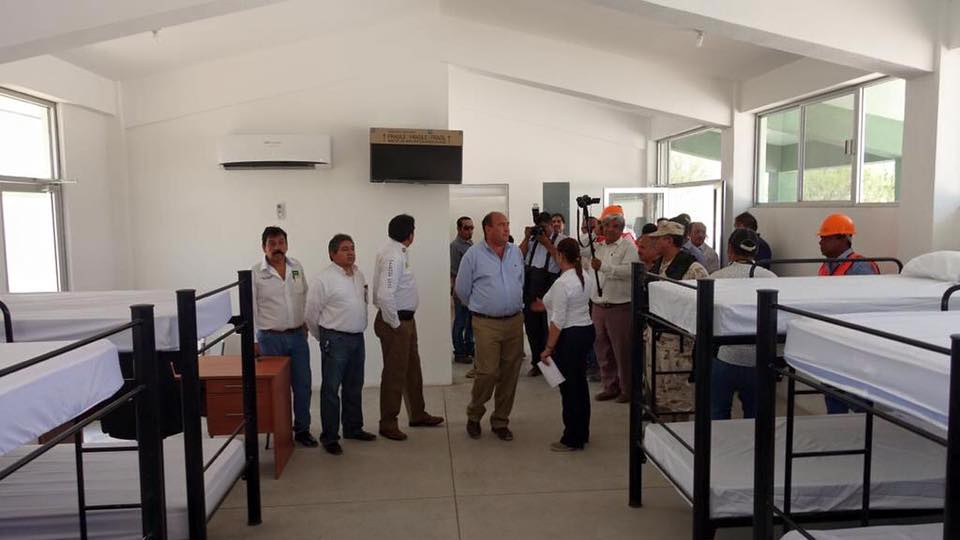 Supervisa Gobernador avances en obras de infraestructura militar