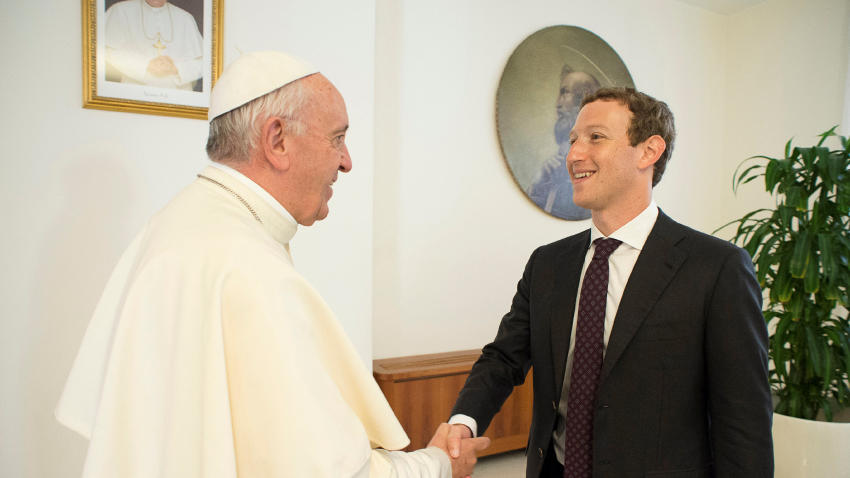 Hablan Papa y Zuckerberg de tecnologías