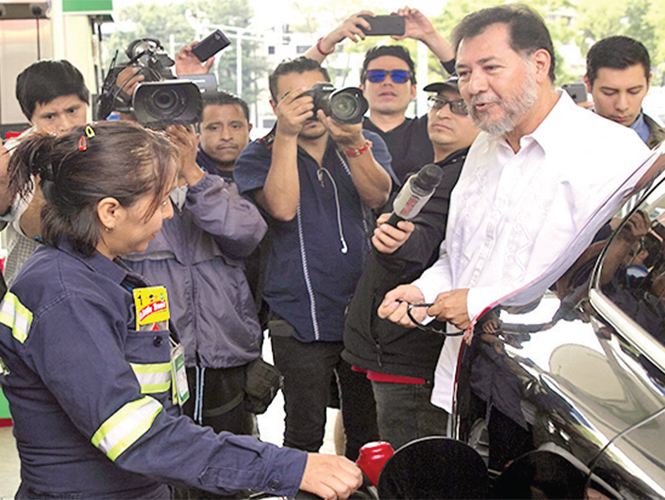 Exdiputado realiza un acto de desobediencia civil en gasolinera