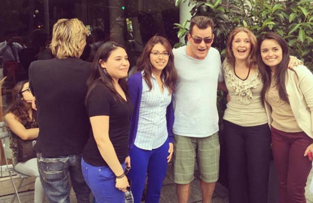 Charlie Sheen se pasea por Polanco y disfruta con sus fans