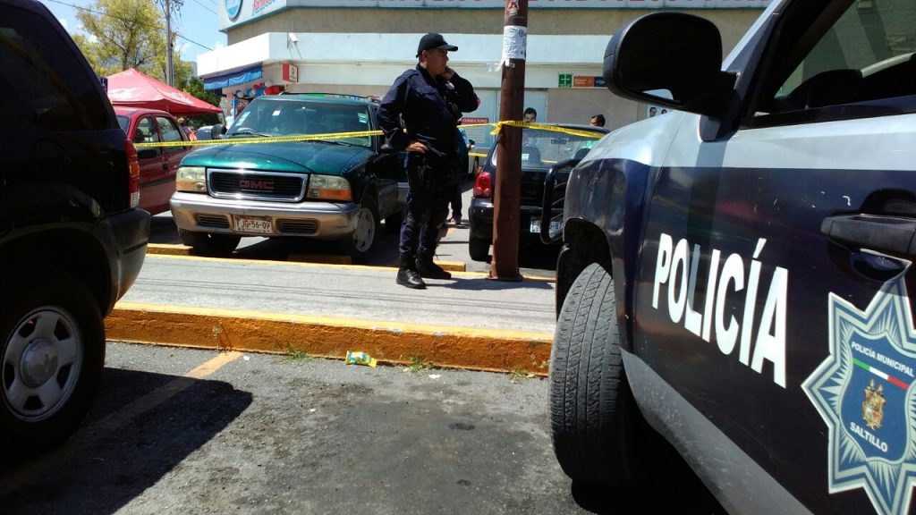 Se niega doctor a atenderla en Farmacia y muere a bordo de un vehículo en Saltillo