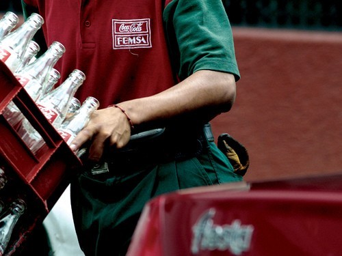 Impuesto a refrescos, benéfico para utilidades de Femsa