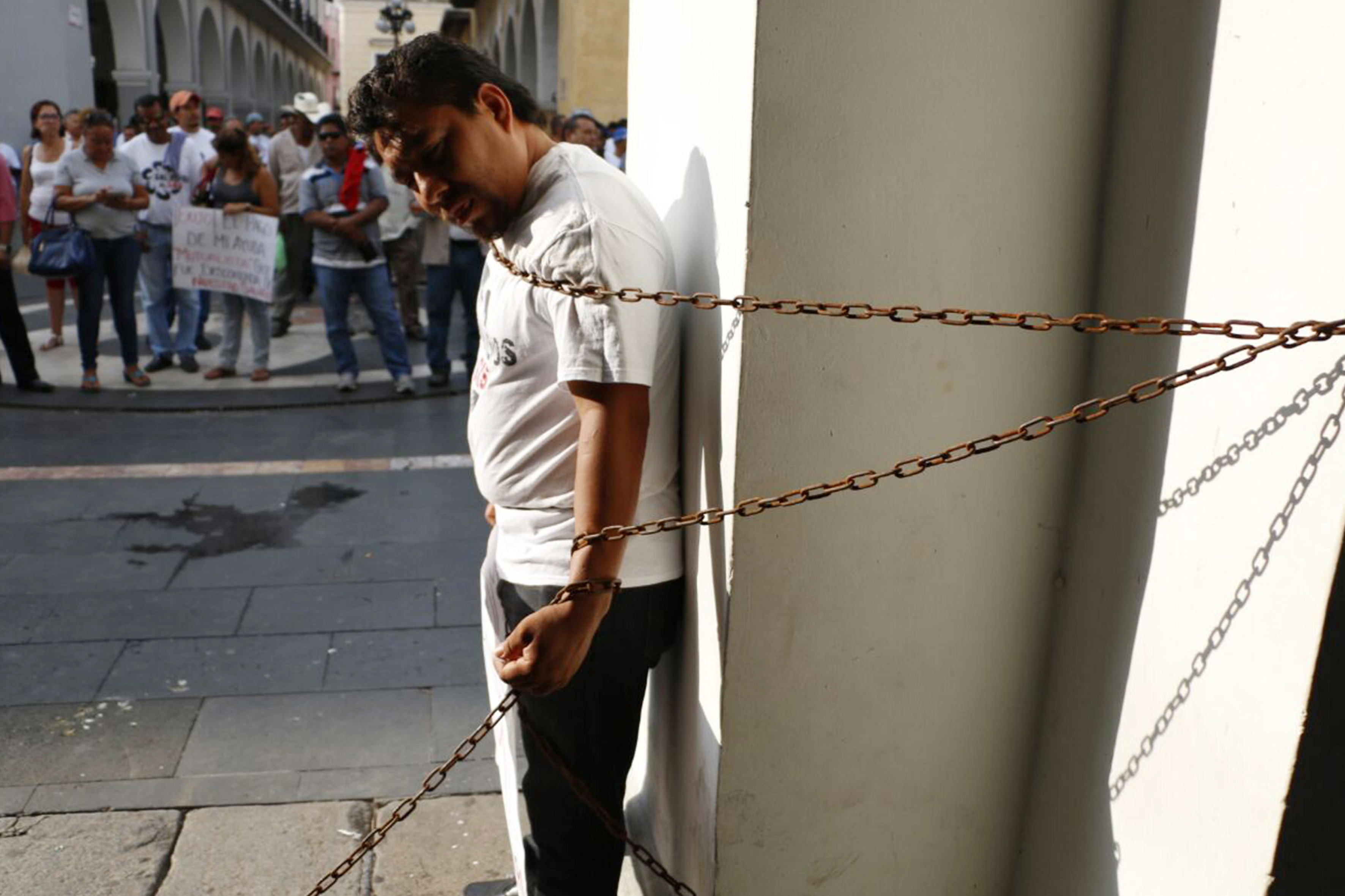 Protestan encadenados; piden les devuelvan su empleo