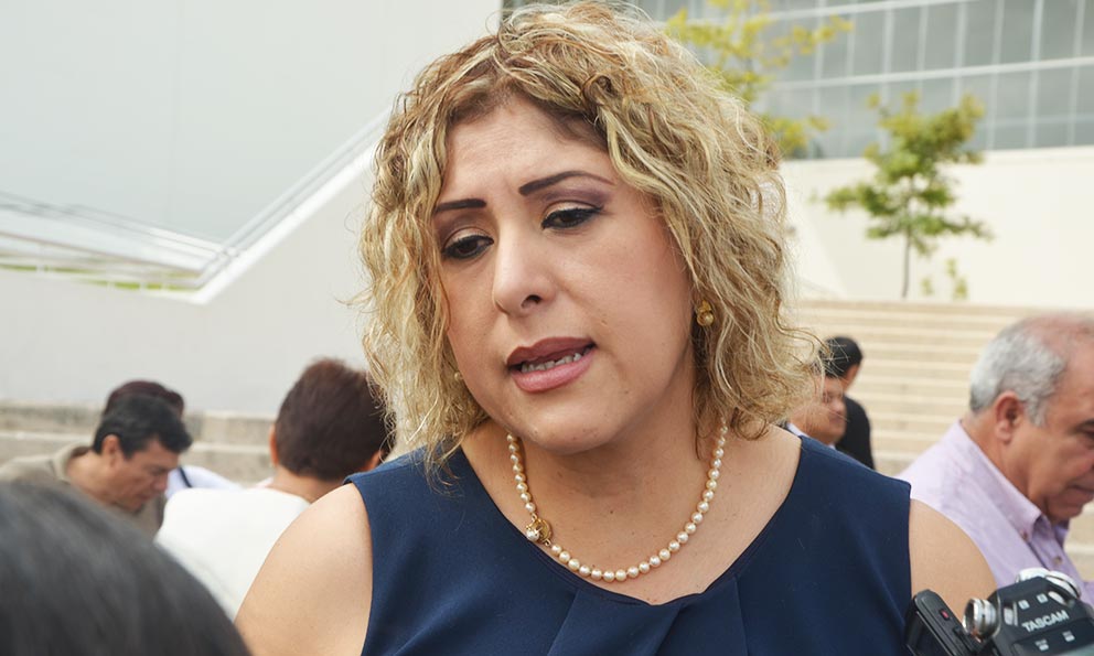 Funcionaria de SLP se dispara por error con pluma-pistola