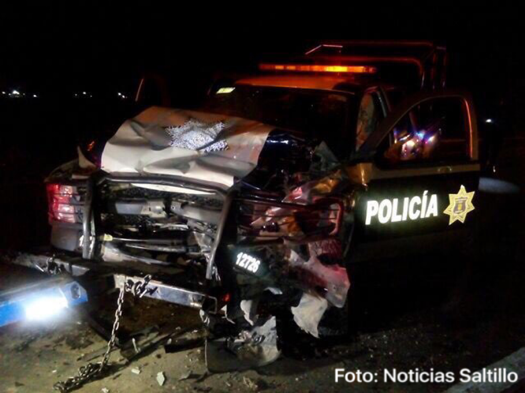 Destrozan policías municipales de Saltilo patrulla tras chocar contra trailer