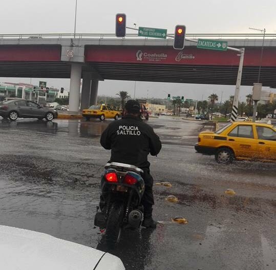 Violan policías de Isidro el reglamento de tránsito